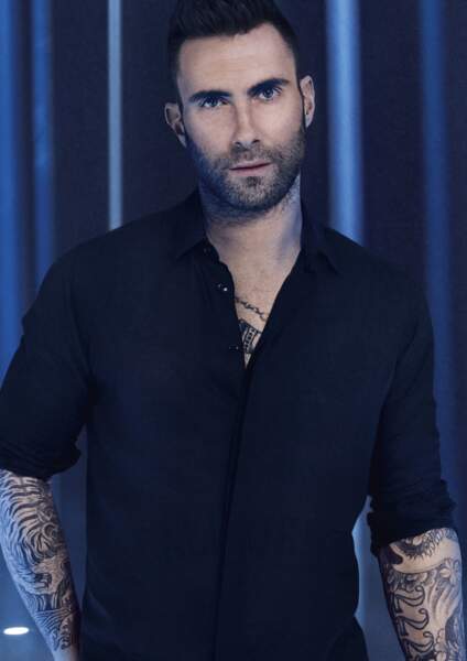 Adam Levin, chanteur de Maroon 5 et égérie YSL Beauté a les bras et le dos 100% tatoué