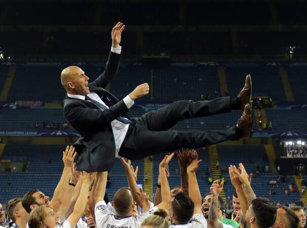 Zinedine Zidane porté par ses joueurs - ABACA