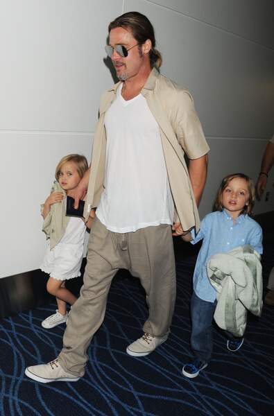 Knox et Vivienne, avec leur père, à Tokyo, en juillet 2013. La famille de Brad comptait déjà des jumeaux.