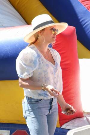 Hilary Duff mise sur des bords larges pour un chapeau de paille qui habille la plus simple des tenues.