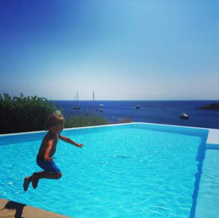 Le fils d'Alessandra Ambrosio s'éclate en Grèce et fait des bombes dans la piscine