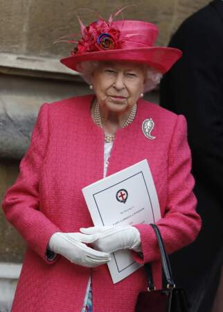 La reine Elizabeth II portait un manteau trapèze rose et un chapeau assorti de Rachel Trevor-Morgan.
