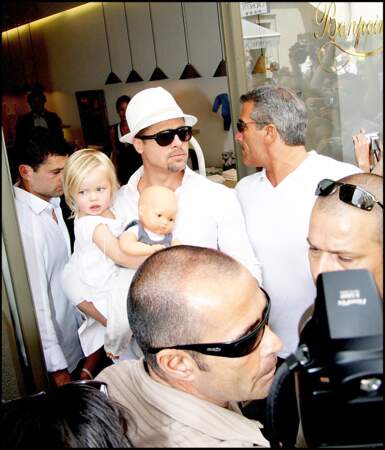 Shiloh Jolie-Pitt sortant avec son père Brad Pitt de la boutique Bonpoint, à Cannes, en mai 2008