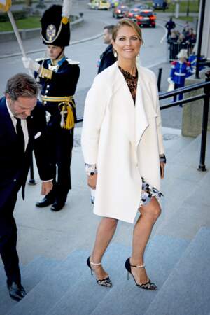 Madeleine en robe Erdem et souliers Dolce & Gabbana