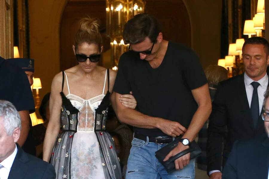 Céline Dion quitte l'hôtel du Ritz accompagnée de Pepe Munoz, ce 1er août 2017
