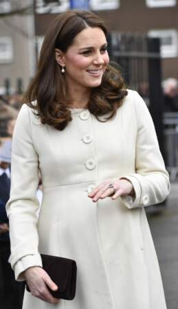 Kate Middleton a multiplié les manteaux, sa tenue de grossesse préférée