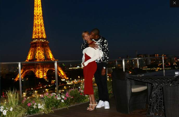 Le couple, toujours trèsamoureux et très riche, aime toujours autant Paris. 