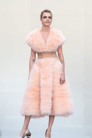 Cara Delevingne sublime dans une robe sublime Fendi pour rendre hommage à Karl Lagerfeld