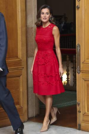 Pin-up, la reine Letizia d'Espagne choisit une robe flashy rouge à Oviedo. Chiquissime !