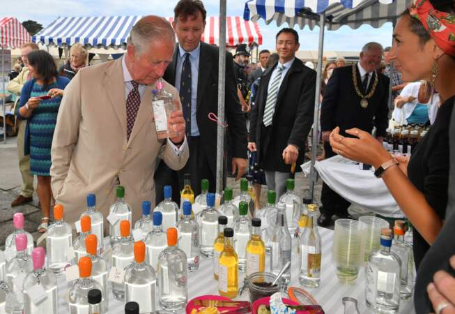 Le prince Charles s'offre une petite dégustation lors de l'anniversaire de sa Camilla Parker Bowles ce 17 juillet
