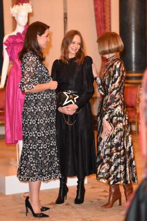 Kate Middleton, en pleine discussion avec la styliste Stella McCartney et Anna Wintour 