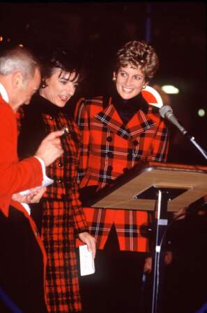 La princesse Diana allume les lumières de Noël à Bond Street en novembre 1993