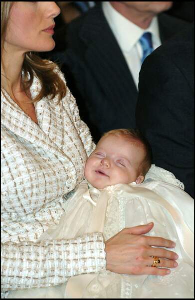 La princesse Leonor, paisible dans les bras de la princesse Letizia d'Espagne, lors de son baptême le 14/01/06