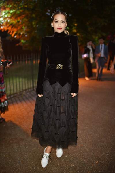 Rita Ora en total look noir pour la Summer Party de Serpentine Galleries et Chanel