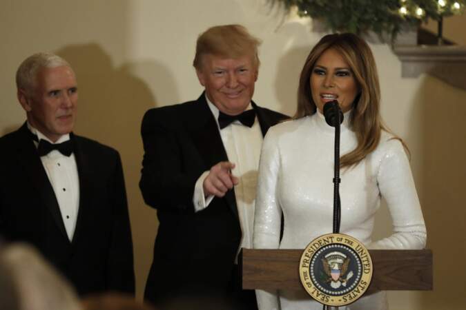 Melania Trump radieuse aux côtés de Donald Trump dans une sublime robe blanche à sequins