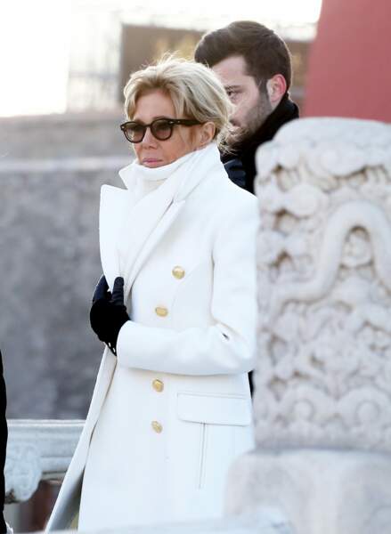 Brigitte Macron en manteau blanc Olivier Rousteing pour Balmain à Pékin, le 9 janvier 2018