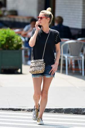 Nicky Hilton joue le short en jean mode assorti avec un sac et des chaussures léopard