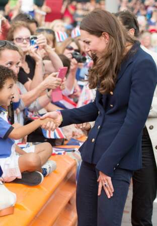 Kate Middleton alterne grands designers et marques tous publics, omme ici avec cet ensemble navy Zara