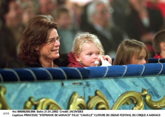Stéphanie de Monaco avec ses filles Camille et Pauline au festival du cirque de Monaco, en 2002