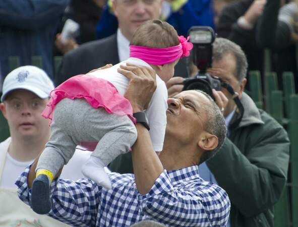 Petit moment de douceur entre le président et un bébé dans la foule