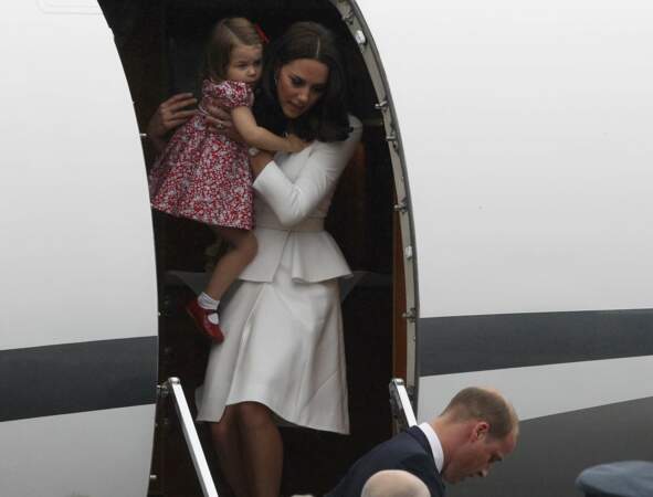 tenant dans ses bras sa fille la princesse Charlotte, Kate est sublime en tailleur blanc immaculé