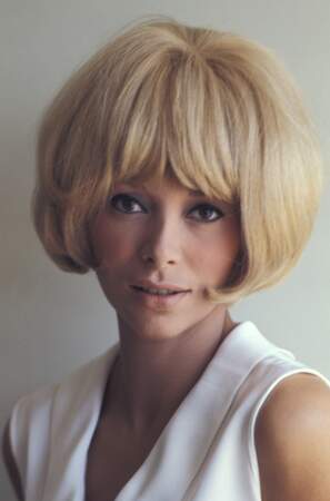 En 1968, Mireille Darc véritable baby-doll les cheveux lissés à Monte Carlo