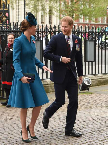 Kate Middleton rayonnante en manteau Catherine Walker et escarpins Emmy London en l'abbaye de Westminster