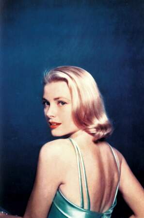 Grace Kelly, en plein essor de sa carrière d'actrice, les cheveux blonds, lisses