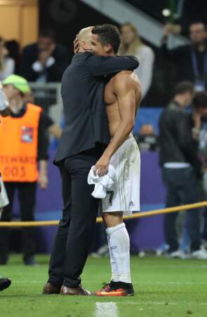 Etreinte passionnée entre Zizou et Cristiano Ronaldo juste après le but de la victoire - ABACA