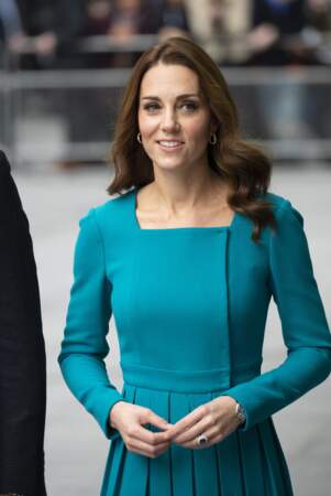 Kate Middleton tout sourire et les cheveux lâchés