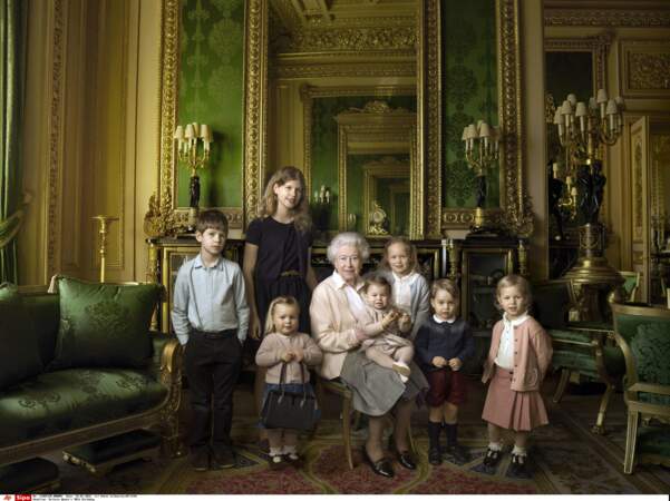 Elisabeth II entourée de tous ses petits-enfants