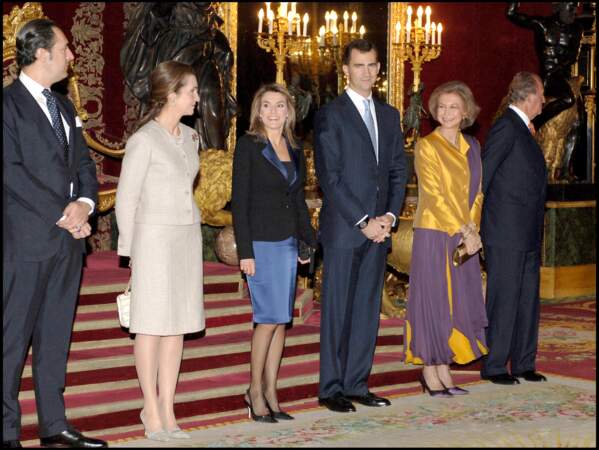 Letizia et la famille royale d'Espagne, lors de la réception pour les 30 ans de règne de Juan Carlo, le 23/11/05