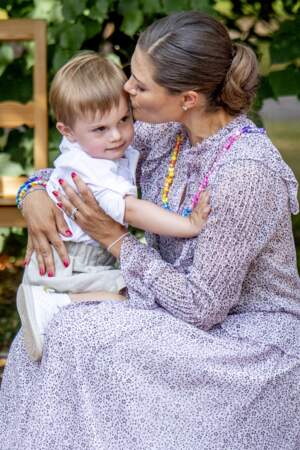Le prince Oscar dans les bras de Victoria de Suède, lors de son 41e anniversaire à Solliden le 14 juillet 2018