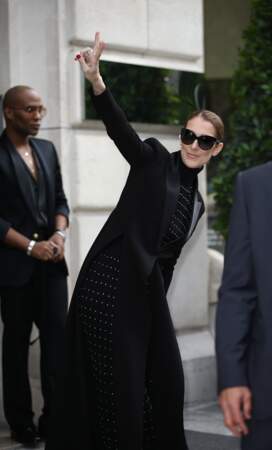 Ce mardi, pour le plus grand bonheur de ses fans, Céline Dion a donc fait une brève apparition en bas de son hôtel