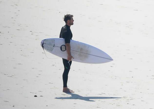 Liam Hemsworth, face à l'océan, seul. 