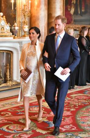 Le prince Harry aux bras de son épouse, Meghan Markle, pour la réception en l'honneur de son père