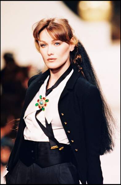 Carla Bruni, sérieuse en défilé haute couture (1994).