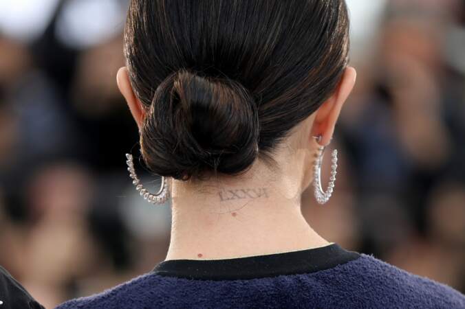 Selena Gomez avec un petit chignon de danseuse qui dévoile son tatouage