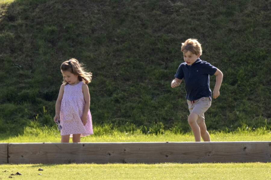 La Princesse Charlotte, pieds nus, de Cambridge, le prince George lors d'un match de polo 