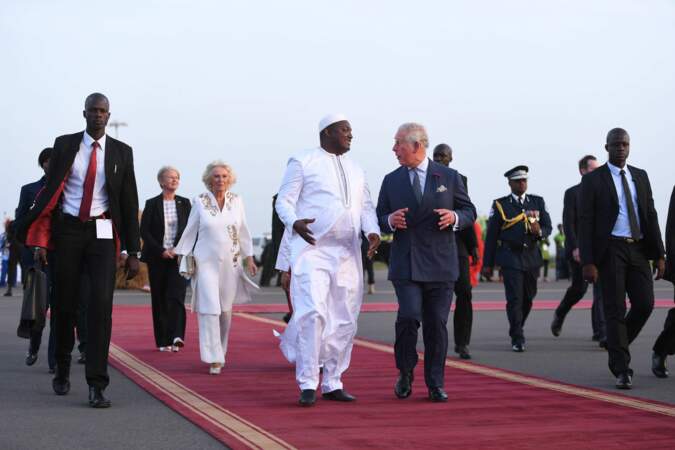 Camilla et le prince Charles, à l'aéroport de Banjul, en Gambie, le 31 octobre 2018.