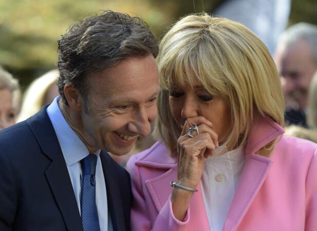 Complice avec Stéphane Bern, Brigitte Macron dévoile ses bijoux.