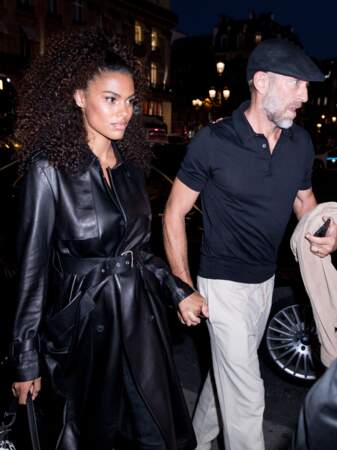 Vincent Cassel et sa femme Tina Kunakey arrivent à l'Opéra Garnier pour la soirée Longchamp.