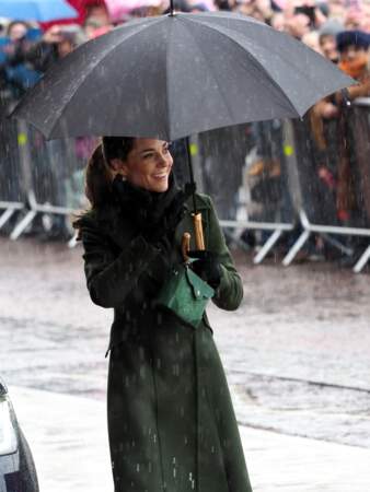 Kate Middleton n'a pas manqué de saluer le public qui attendait sous la pluie 