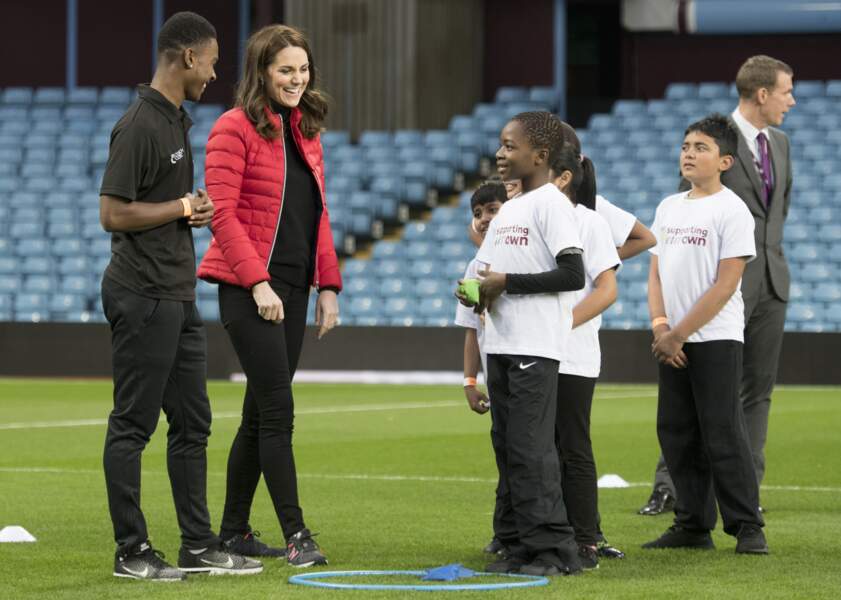 Kate Middleton a échangé quelques mots avec de jeunes sportifs durant sa visite à la Aston Villa football Club.