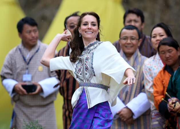 La duchesse de Cambridge s'essaye aux coutumes bhoutanaises