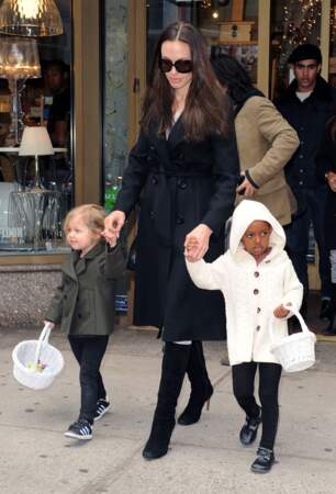 Shiloh Jolie-Pitt, avec sa mère Angelina Jolie et sa soeur aînée Zahara, à New York, en février 2009