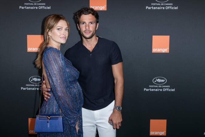 Caroline Receveur, avec son compagnon Hugo Philippe,  enceinte de leur premier enfant à Cannes en mai 2018