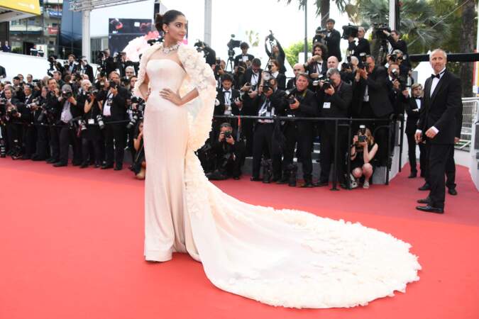 Sonam Kapoor, en Ralph & Russo Couture, porte des bijoux Bulgari