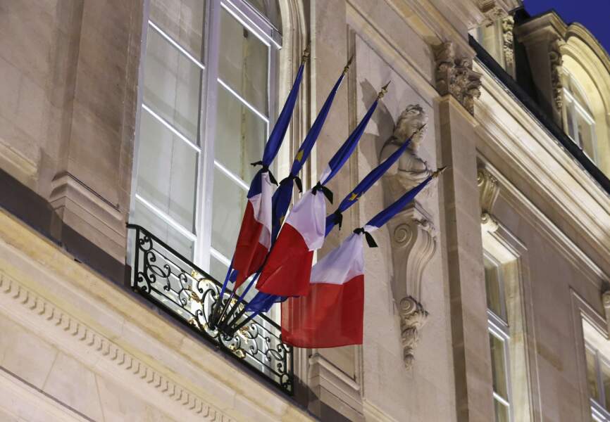 Les drapeaux français en berne à l'Élysée 