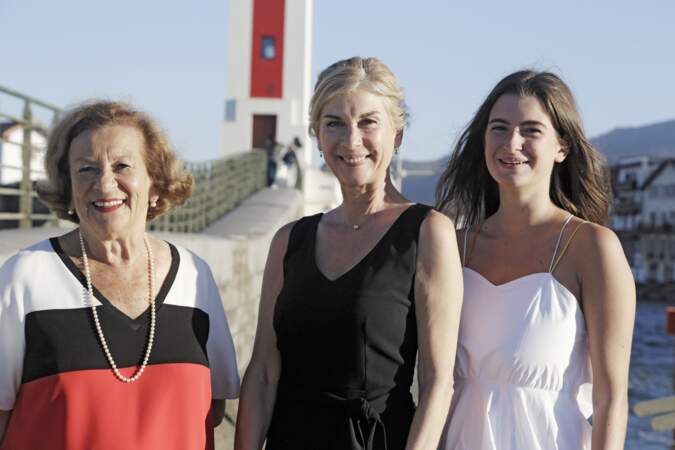 Michèle Laroque, tout sourire avec sa mère Doïna et sa fille Oriane